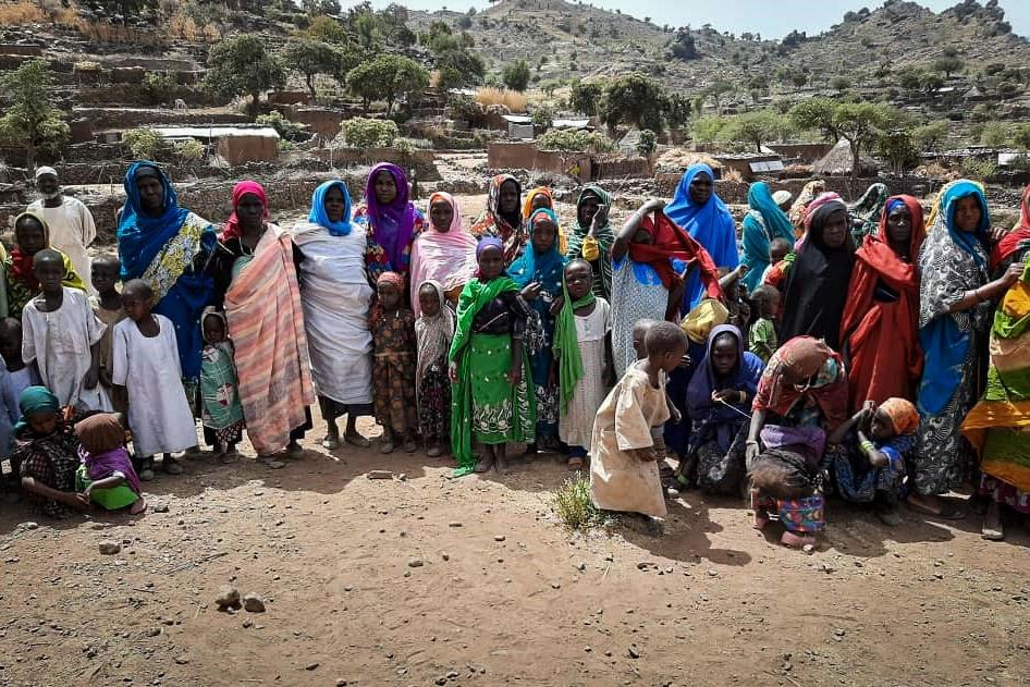 Des femmes et des enfants du village Umo accueillent l'équipe MSF dès son arrivée, le 30&nbsp;septembre 2020.&nbsp;
 © MSF