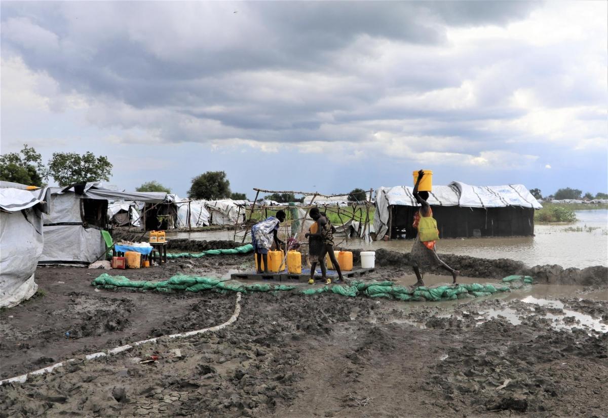 Des habitants de la ville de Pibor s'approvisionnent en eau. Pibor, octobre 2020.
 © MSF/Tetiana Gaviuk