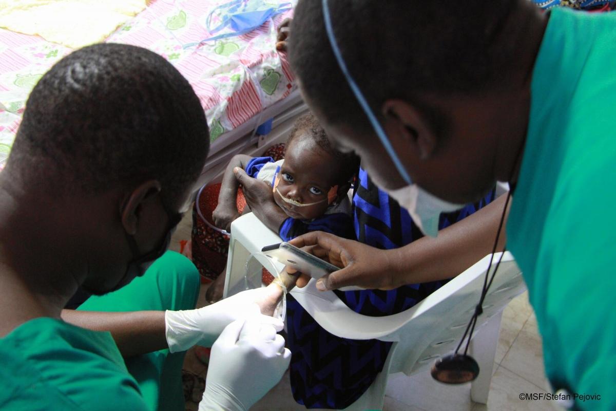 Un enfant est pris en charge à l'hôpital Fori.
 © MSF/Stefan Pejovic