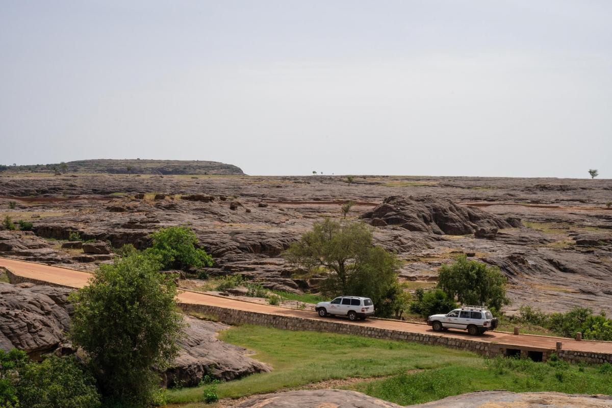 Deux véhicules se rendent dans le cercle de Koro, dans le centre du Mali.
 © MSF/Mohamed Dayfour