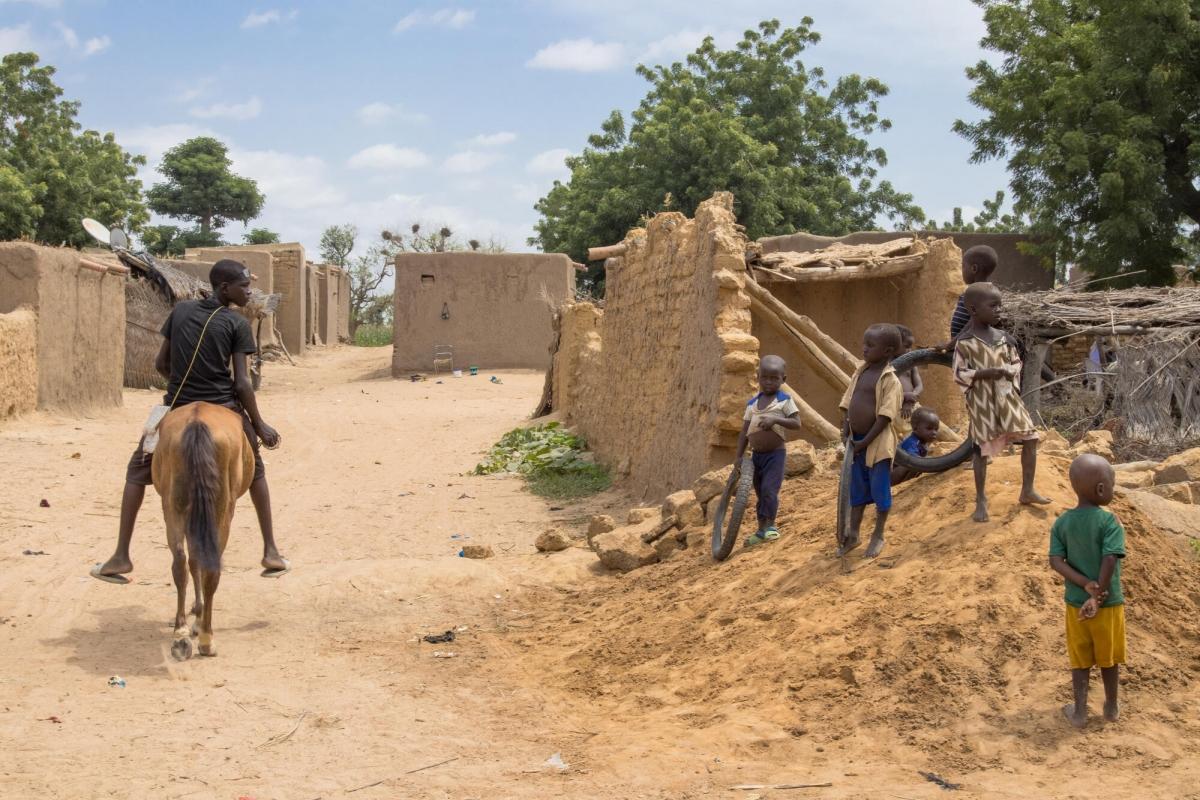 Des enfants jouent dans la rue, centre du Mali.
 © MSF/Mohamed Dayfour