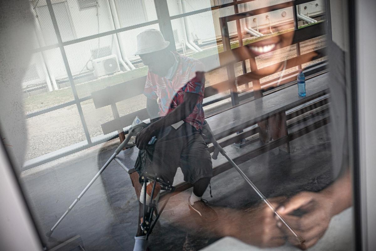 Un patient attend que l'on change ses pansements dans le service ambulatoire.
 © Guillaume Binet/MYOP