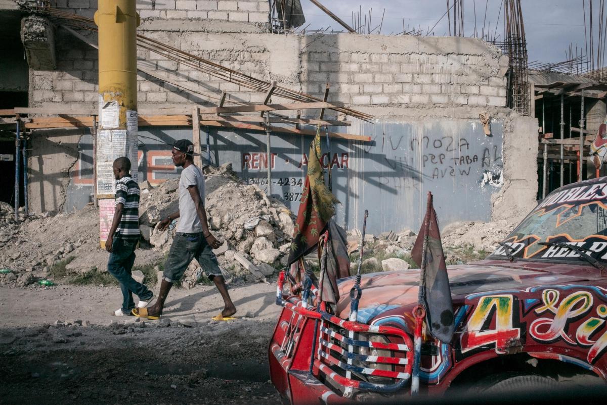 Dans les rues de Port-au-Prince sur le chemin de l'hôpital MSF de Tabarre, les routes sont pleines de «tap-tap» colorés, les taxis collectifs d'Haïti.
 © Guillaume Binet/MYOP