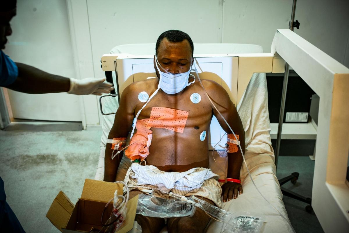 Un patient effectue une radio après avoir reçu une balle dans l'abdomen.
 © Guillaume Binet/MYOP