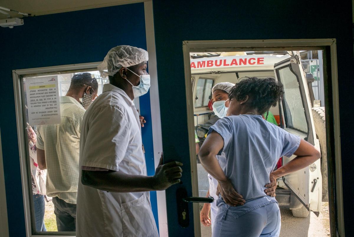 Arrivée d'une ambulance à l'hôpital MSF de Tabarre. De nombreux patients sont transférés depuis le centre d'urgence MSF de Martissant ou d'autres établissements de santé publics. Haïti. 2020.
 © Guillaume Binet/MYOP