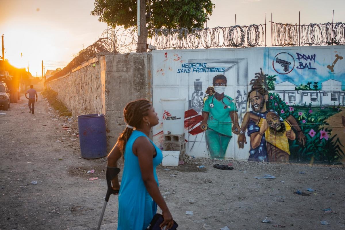 Entrée de l'hôpital de traumatologie de MSF à Tabarre.
 © Guillaume Binet/MYOP