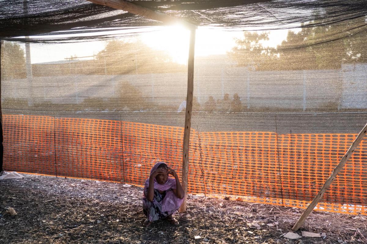 Une femme réfugiée, qui a fui les combats dans le Tigré, est assise dans la clinique MSF du camp de transit d'Al Hashaba, dans la région de Gedaref au Soudan, décembre 2020.
 © Thomas Dworzak/Magnum Photos