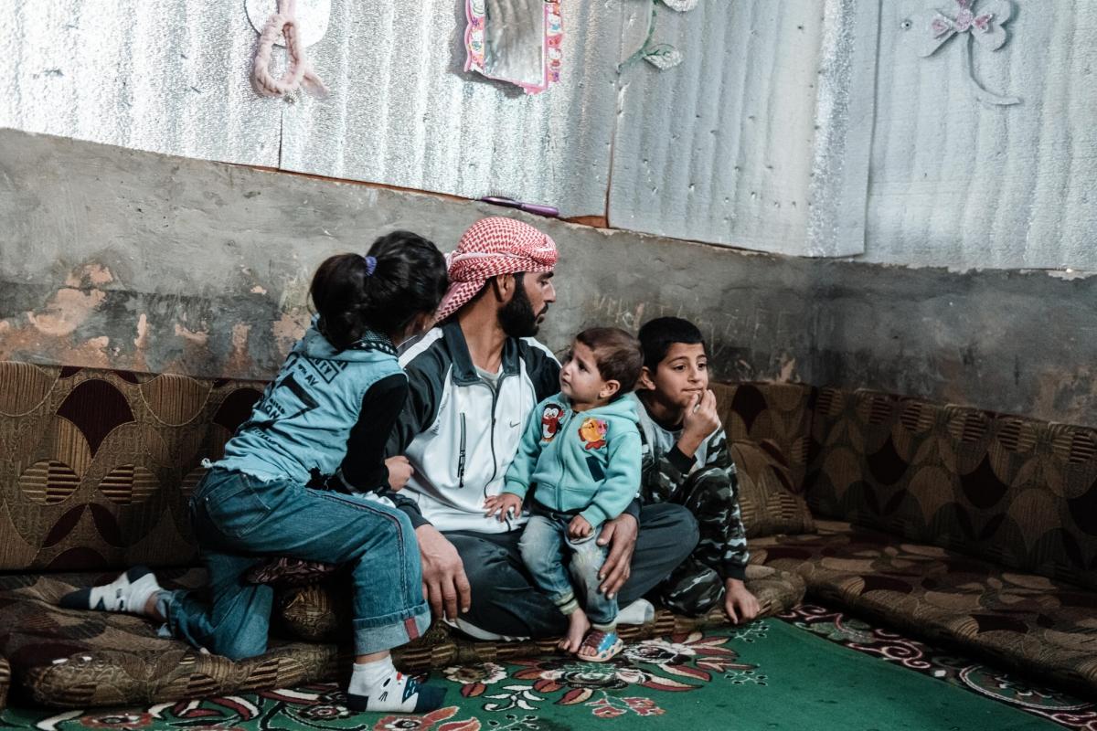 Ahmed vit avec ses trois enfants dans un abri de fortune, Liban. 2020. Karine Pierre/Hans Lucas for MSF / Instagram : @pics_stone
