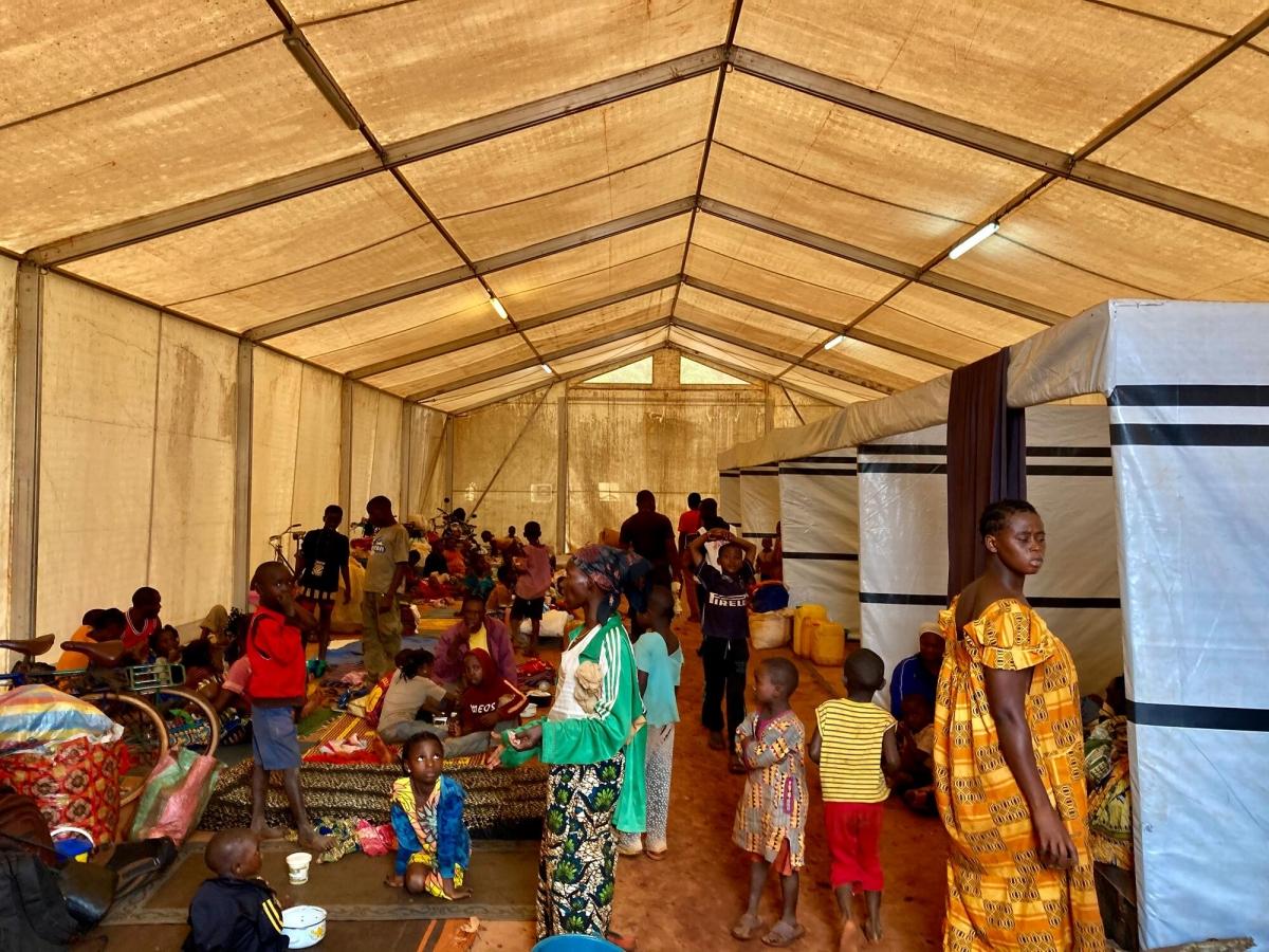 De nombreuses personnes se sont réfugiées à l'intérieur de l'hôpital régional universitaire de Bangassou soutenu par MSF après l'offensive armée contre la ville du 3 janvier 2021.
 © Dale Koninckx/MSF