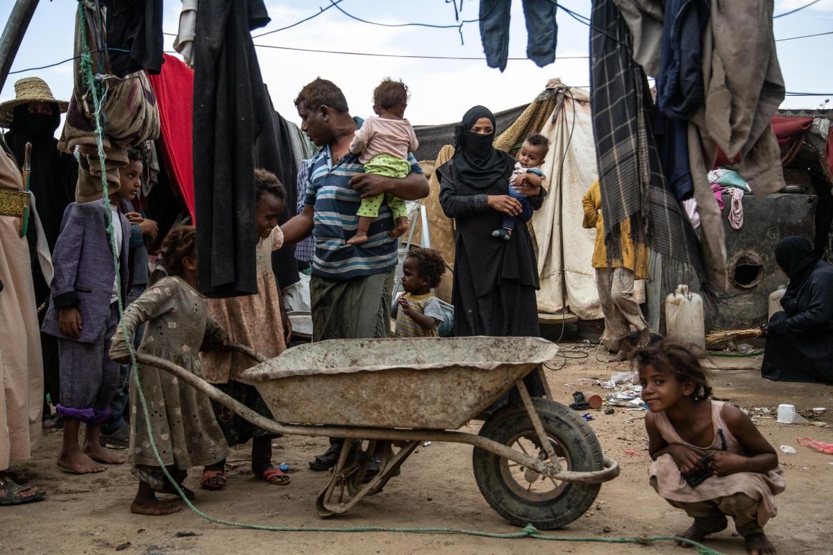 Mosabi et sa famille ont été déplacés de Harad, près de la frontière saoudienne, quelques mois après le début de la guerre. Ils ont d'abord fui vers Hodeidah, puis sont retournés s'installer dans ce camp de Saada. Ville de Saada. Avril 2019.
 © Agnes Varraine-Leca/MSF