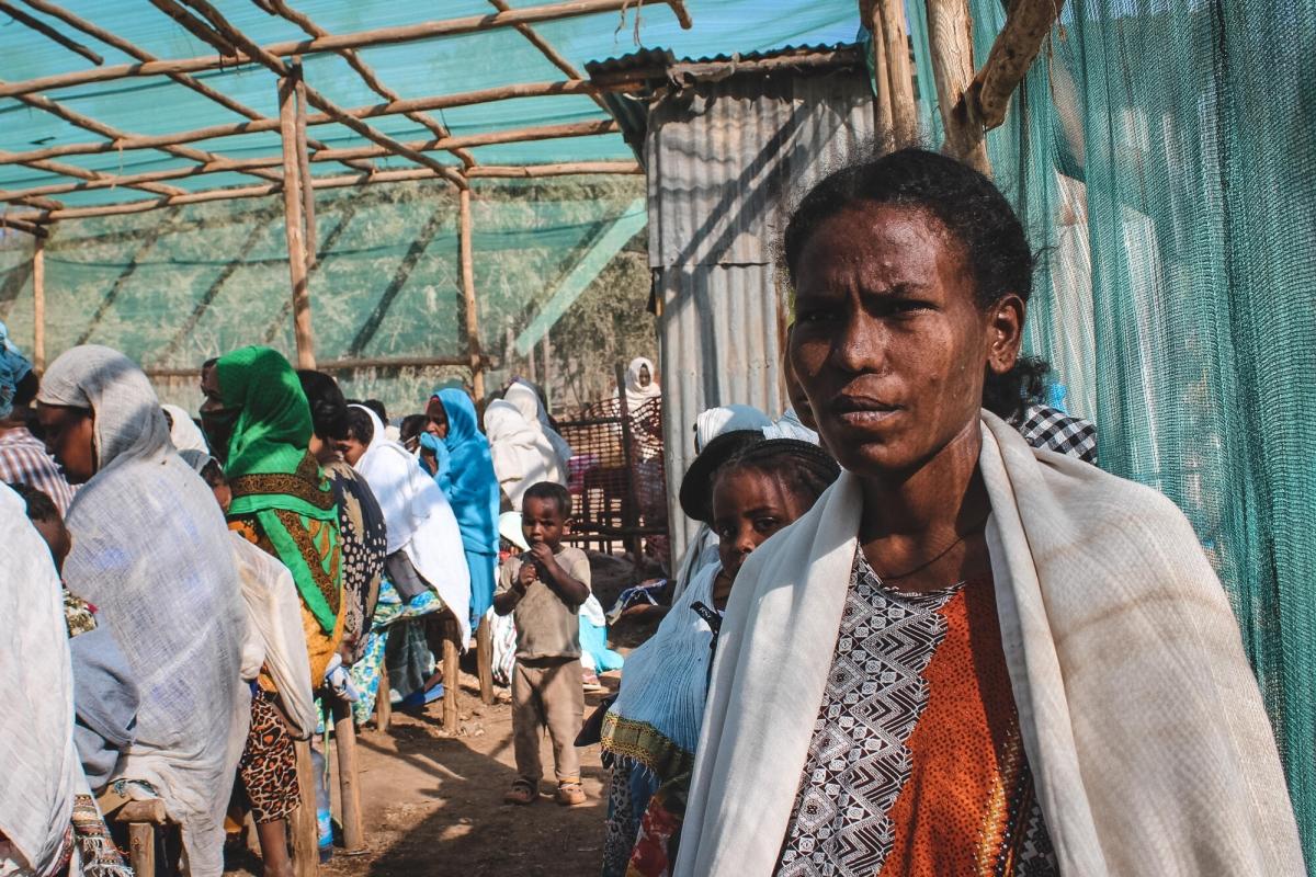 Dehab, 35 ans, attend pour une consultation à la clinique MSF installée dans une école primaire de la ville de Shire, dans la région du Tigré, février 2021.
 © Claudia  Blume/MSF