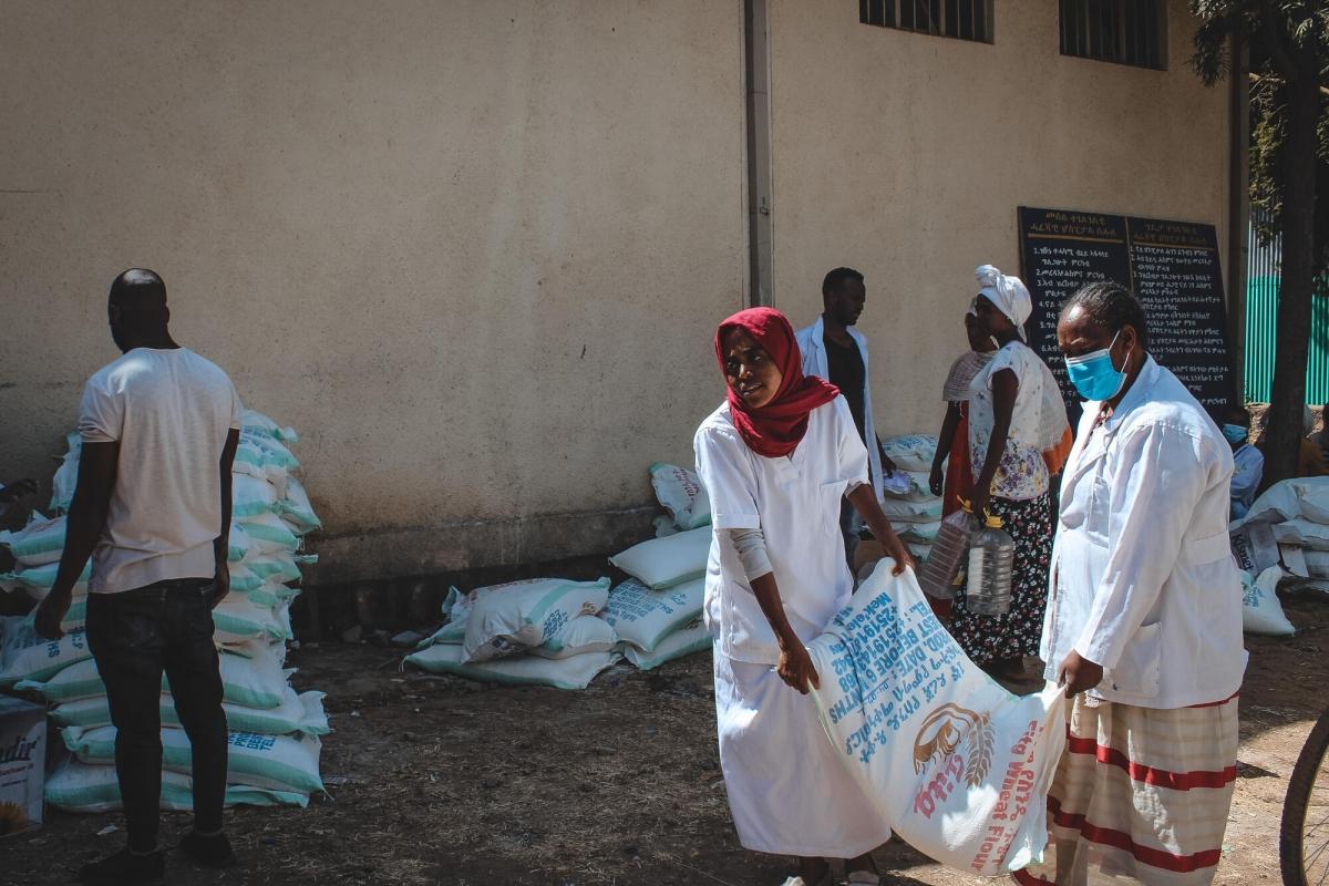 Le personnel de santé de l'hôpital de Shire est approvisionné en nourriture. Les employés n'ont reçu qu'un seul mois de salaire depuis novembre. Shire, février 2021.
 © Claudia  Blume/MSF