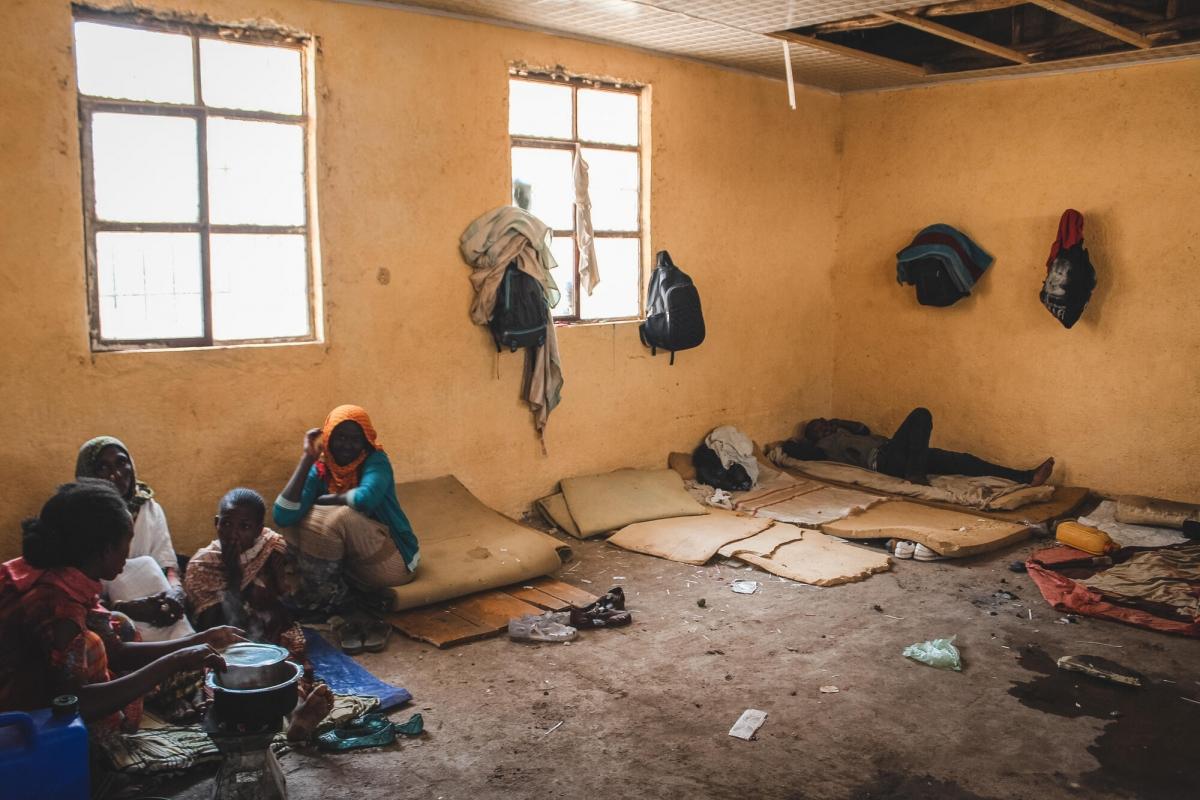 Des personnes déplacées à cause des violences dans la région du Tigré vivent dans une école désaffectée, février 2021.
 © Claudia  Blume/MSF