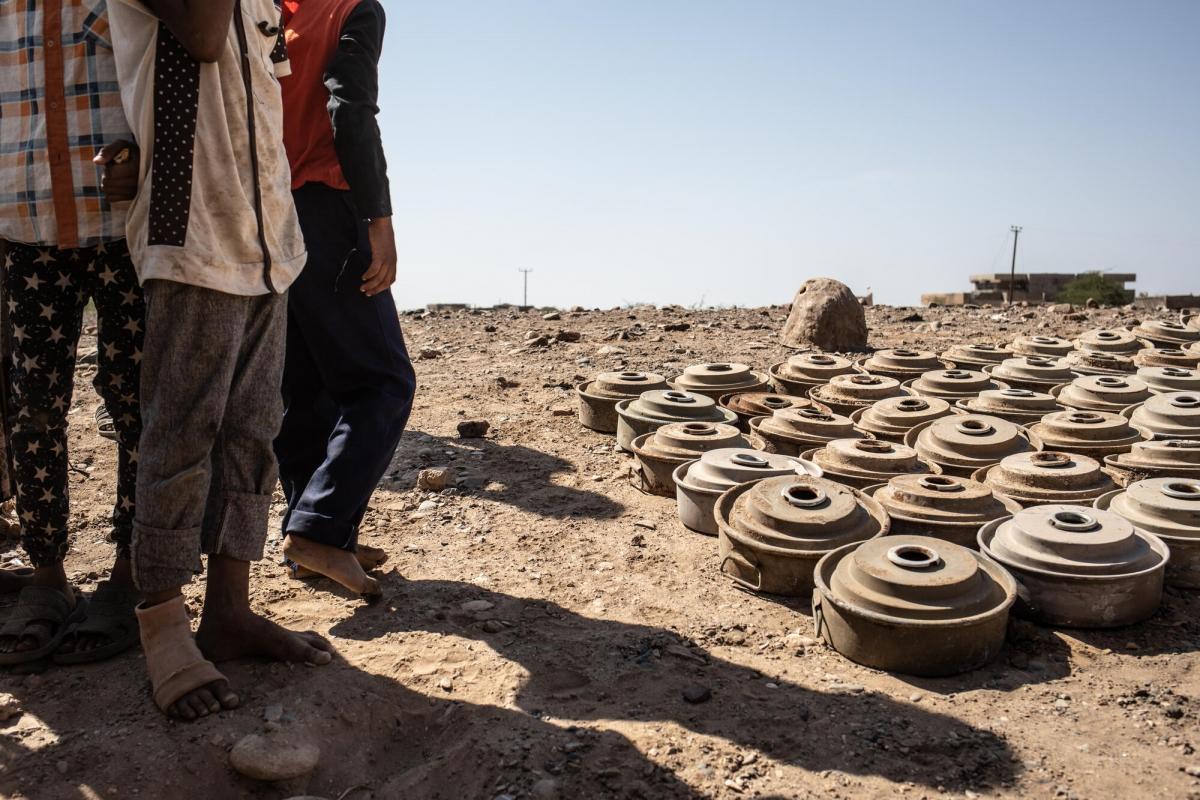 Des mines antipersonnel désamorcées. Mawza est située dans le gouvernorat de Taïz, à 45 minutes de route à l'est de la ville de Mocha. C'est une région très pauvre et rurale, les gens dépendent de leur terre pour se nourrir et gagner de l'argent. La zone a été reprise du contrôle d'Ansar Allah par les forces fidèles au président Hadi, soutenues par la coalition dirigée par les Saoudiens et les Émirats, au début de l'année 2018. Les combats ont endommagé les champs et donc les moyens de subsistance des 13 000 habitants de Mawza. Alors que les troupes militaires se retiraient, des milliers de mines terrestres et d'engins explosifs improvisés (EEI) ont été placés dans la région.
 © Agnes Varraine-Leca/MSF