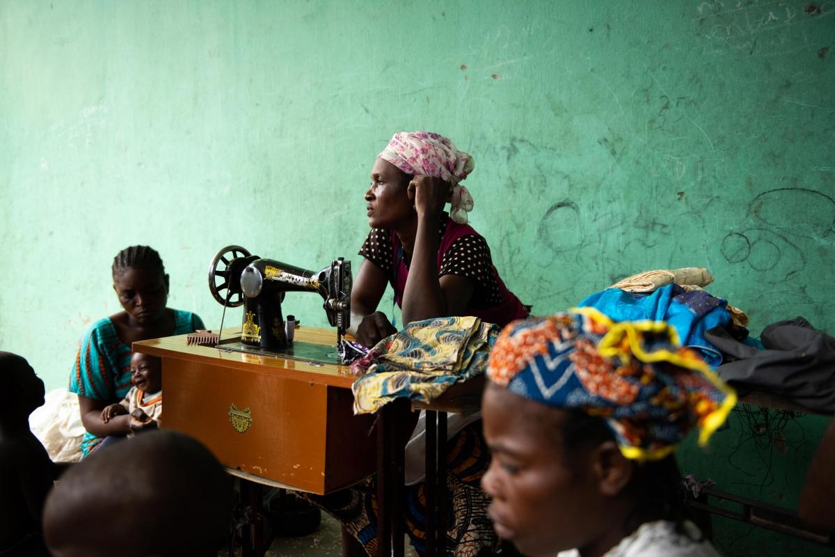 Deborah, 30 ans, est couturière dans le camp de déplacés d'Abagana, dans l'état de Benue au Nigeria, où MSF intervient auprès de 1700 personnes.
 © Benedicte Kurzen/NOOR