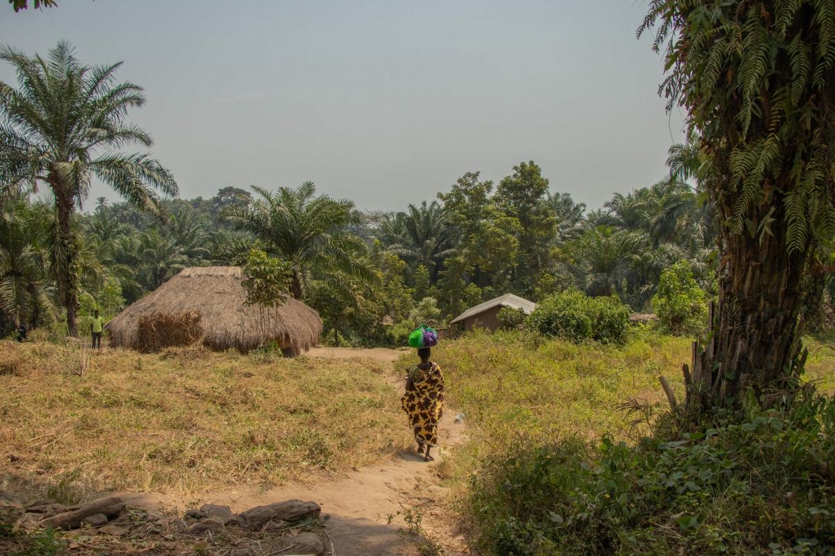 Une femme marche dans le camp de déplacés de Ramogi, en Ituri. République démocratique du Congo, janvier 2020.
 © Solen Mourlon/MSF