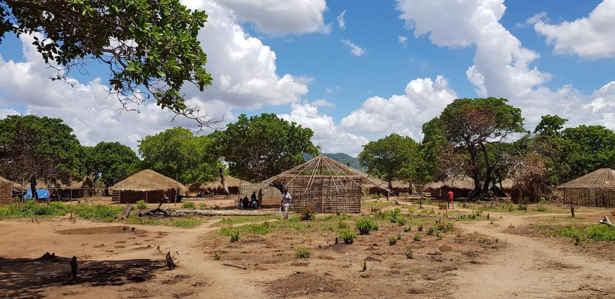 Vue générale d'un camp de personnes déplacées fuyant les violences dans la province de Cabo Delgado, au Mozambique, décembre 2020.
 © Amanda Furtado Bergman