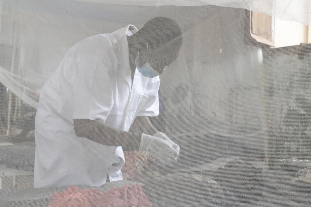 Un infirmier s'occupe d'un jeune patient malade de la rougeole, hôpital général de Bosobolo, en RDC, février 2021.
 © Franck Ngonga/MSF