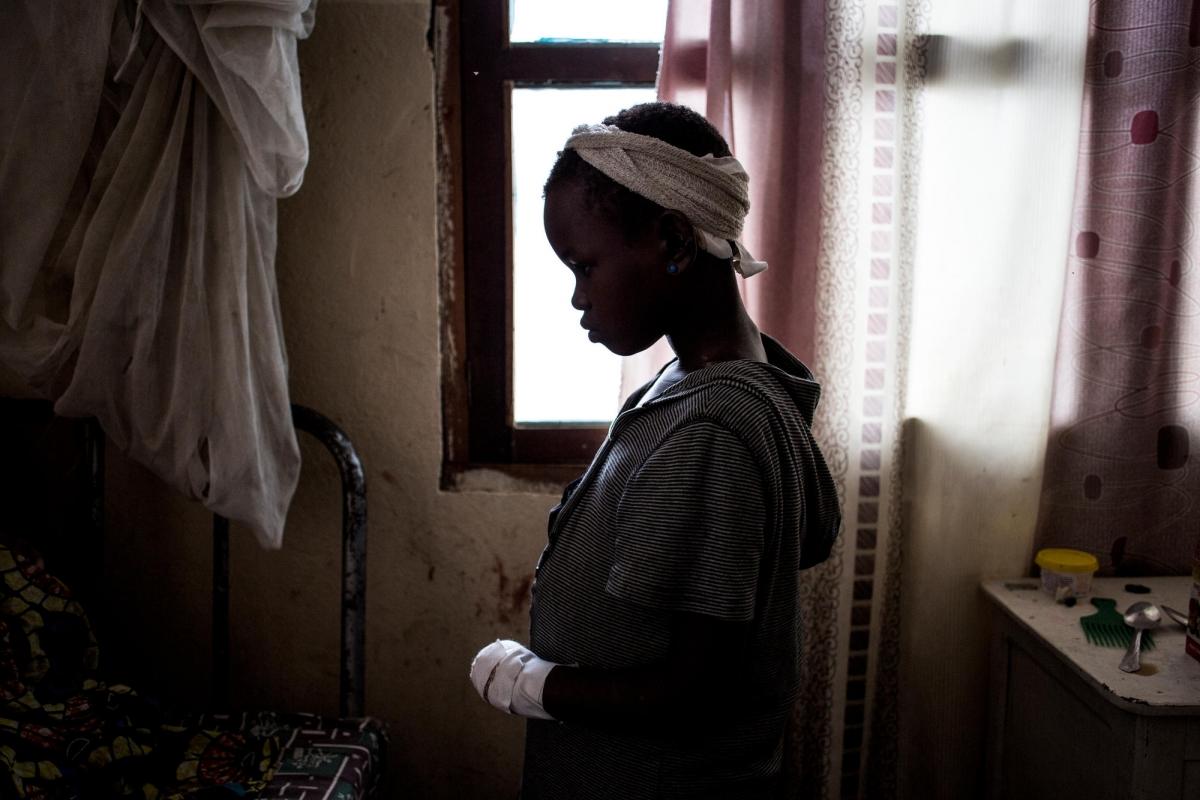 Mace-Grace,&nbsp;11 ans,&nbsp;récupère dans une chambre d'hôpital,&nbsp;à Bunia. Elle a perdu sa mère, ses trois frères et sœurs et sa main gauche après une attaque contre son village. Mars 2018.&nbsp;
 © John Wessels