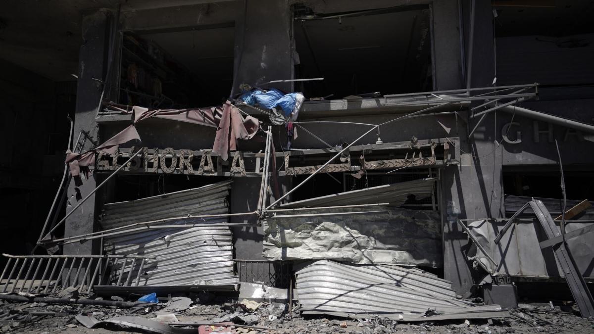 Un magasin détruit après une frappe aérienne dans l'une des rues de Gaza City. Mai 2021, Gaza.
 © MSF