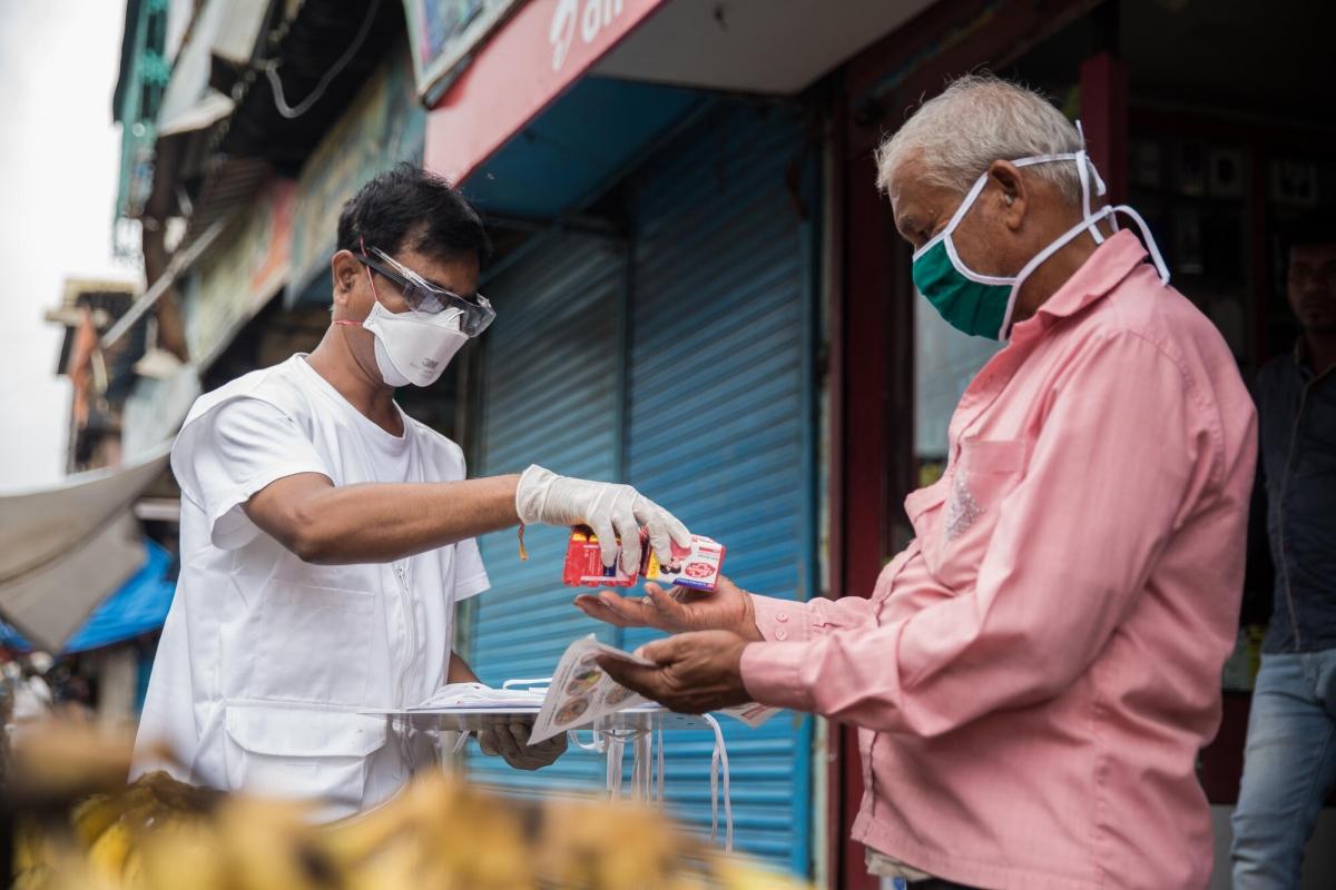 L'éducateur en santé communautaire, Ganpat, lors des activités de promotion de la santé menées par MSF dans les bidonvilles de Govandi à Mumbai, afin de prévenir la propagation de la Covid-19. Août 2020.
 © Abhinav Chatterjee/MSF