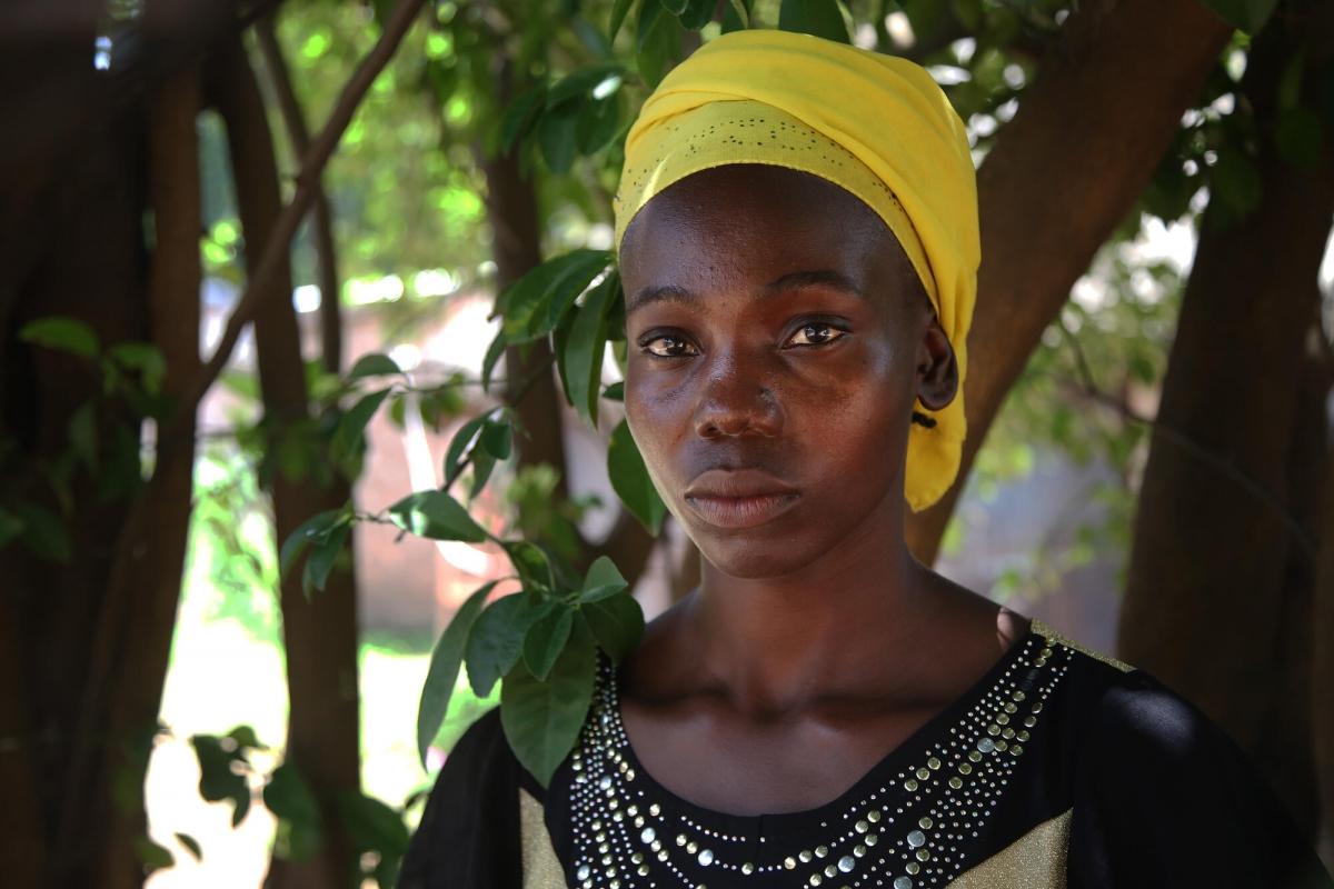 Tanguina Chela, 25 ans, a été forcée de fuir son domicile et vit désormais dans la ville de Kabo.
 © Igor Barbero/MSF