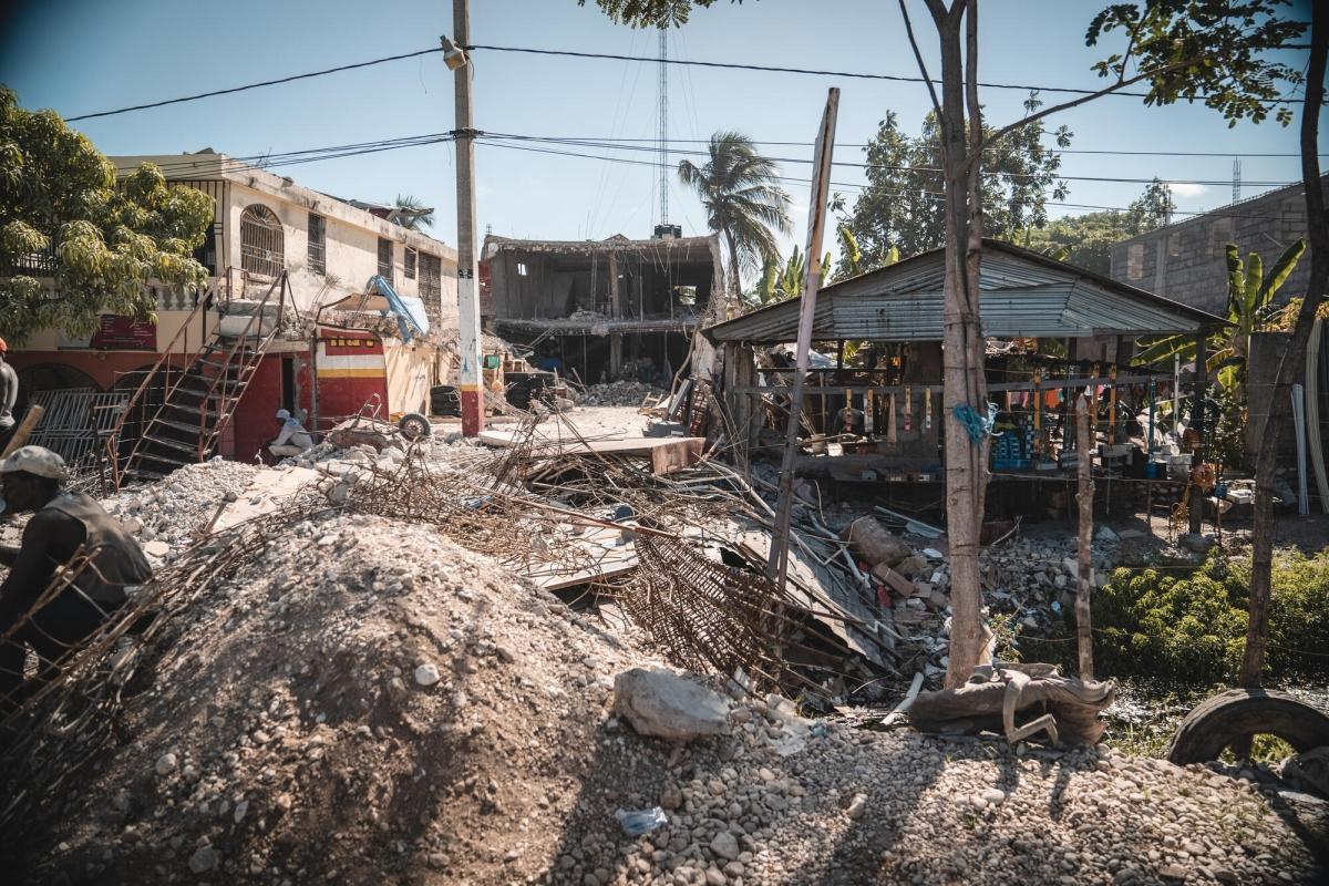 De nombreux bâtiments ont été détruits ou endommagés aux Cayes lors du séisme qui s'est produit le 14 août. Haïti. 2021.
© Pierre Fromentin/MSF
