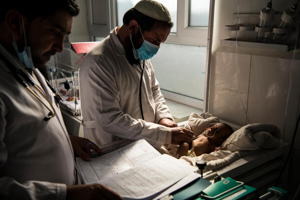 Des pédiatres examinent un bébé dans l'unité de soins intensifs néonatals de l'hôpital de Boost à Lashkar Gah. Afghanistan. 2020.&nbsp;
 © Andrew Quilty