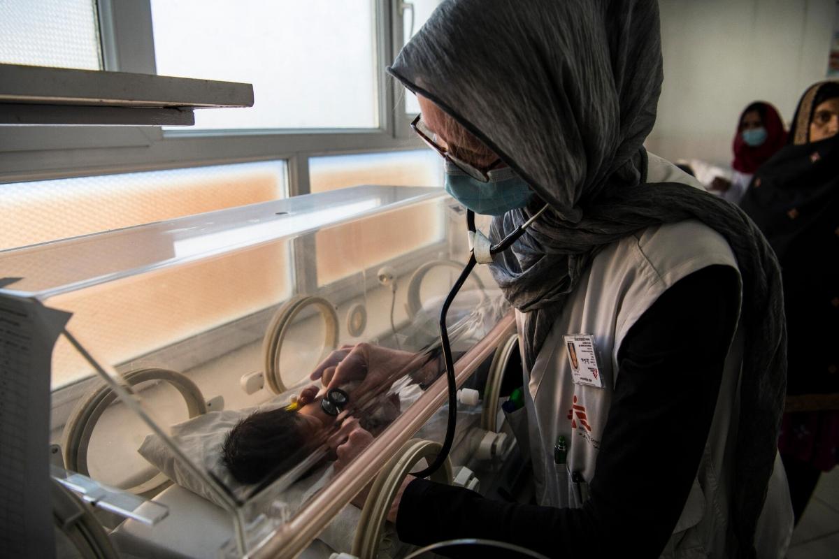 Une pédiatre MSF examine un nourrisson dans l'unité de soins intensifs néotanals de l'hôpital de Boost à Lashkar Gah. Afghanistan. 2020.

&nbsp;
 © Andrew Quilty