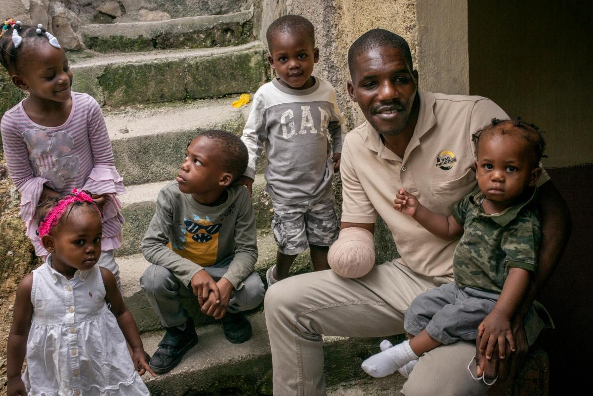Wilfrid a été victime d'un coup de machette dans le quartier de Tabarre en octobre 2020. Des membres d'un gang l'ont attaqué alors qu'il était à moto. Son métier était tailleur et il ne peut plus travailler. Lui et sa famille ont dû déménager pour habiter dans un quartier plus sûr. Il a été pris en charge et suivi par les équipes MSF de Tabarre. Haïti.
© Guillaume Binet/MYOP