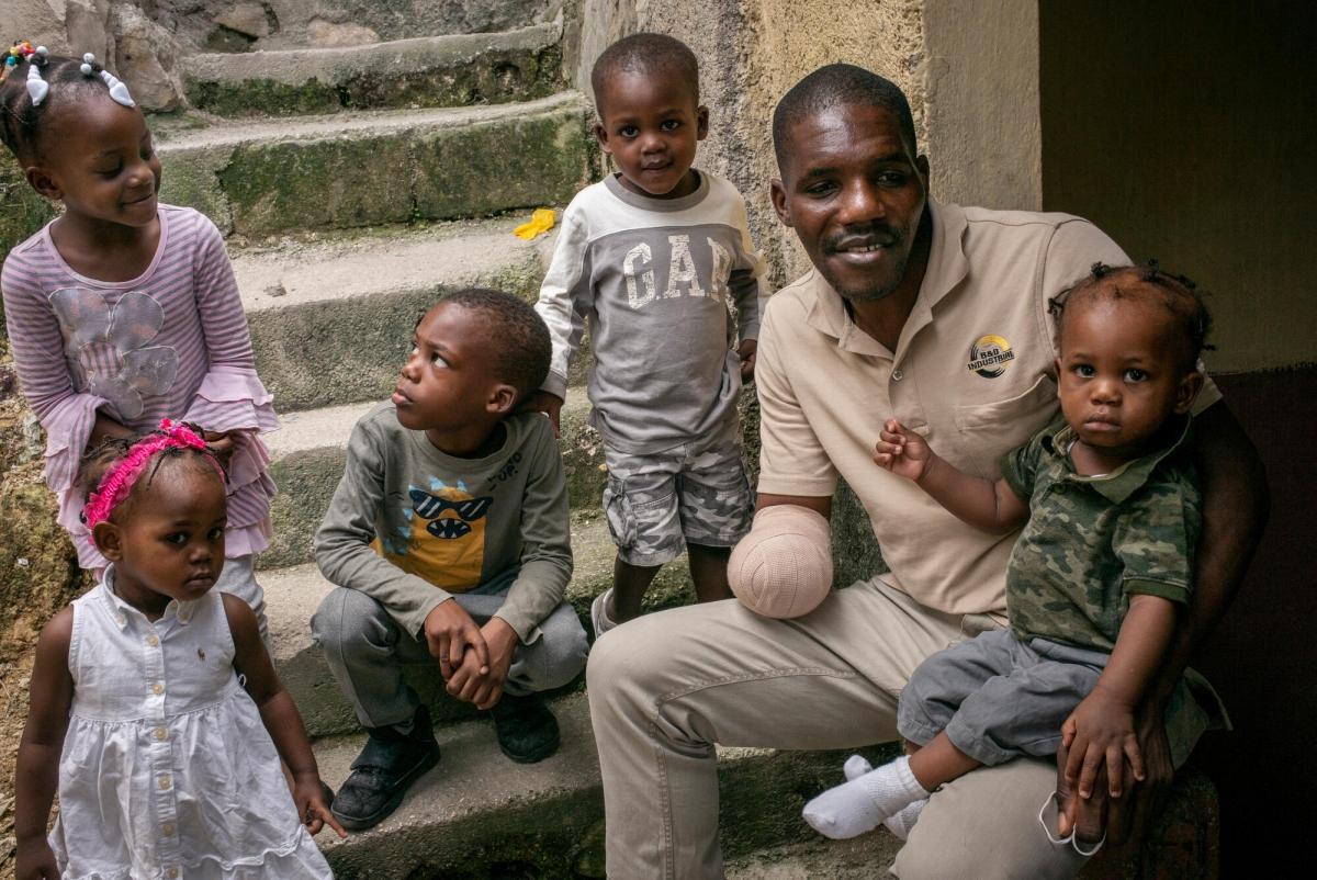 Wilfrid a été victime d'un coup de machette dans le quartier de Tabarre en octobre 2020. Des membres d'un&nbsp;gang l'ont attaqué alors qu'il était à moto. Son métier était tailleur et il ne peut plus travailler. Lui et sa famille ont dû déménager pour habiter dans un quartier plus sûr. Il a été pris en charge et suivi par les équipes MSF de Tabarre. Haïti.
 © Guillaume Binet/MYOP