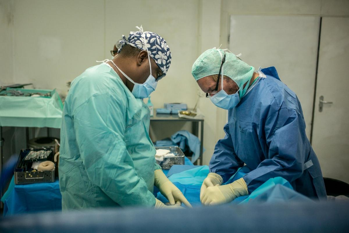 Deux chirurgiens effectuent une amputation à l'hôpital MSF de Tabarre. Haïti. 2020.
© Guillaume Binet/MYOP