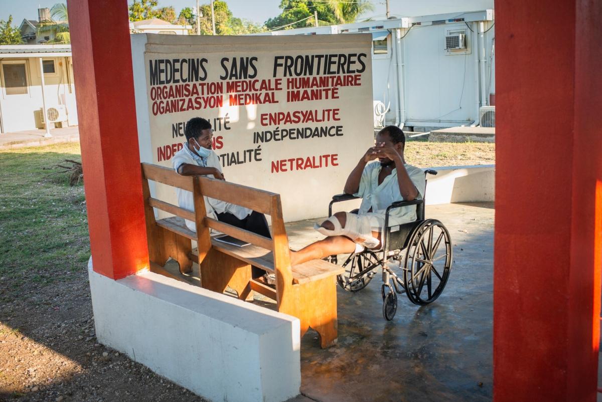 Un patient discute avec un psychiatre MSF dans le patio de l'hôpital de Tabarre. Haïti. 2020.
© Guillaume Binet/MYOP