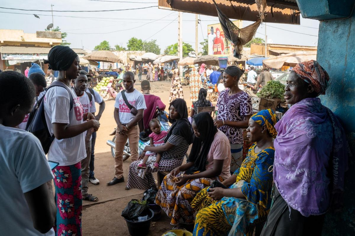 Des bénévoles de l'organisation JCI Universitaire sensibilisent les communautés au dépistage du cancer du sein et du col de l'utérus ainsi qu'à la présence de services de santé gratuits dans le quartier du marché de Niamakoro, à Bamako, au Mali.
 © Mohamed Dayfour