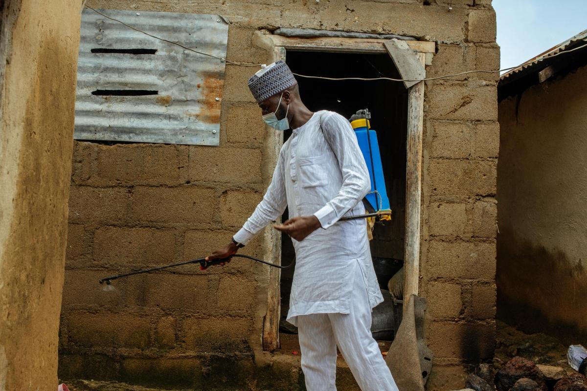 Un promoteur de santé MSF désinfecte les maisons des patients afin d'empêcher la propagation du choléra dans la communauté.
 © MSF/Hussein Amri