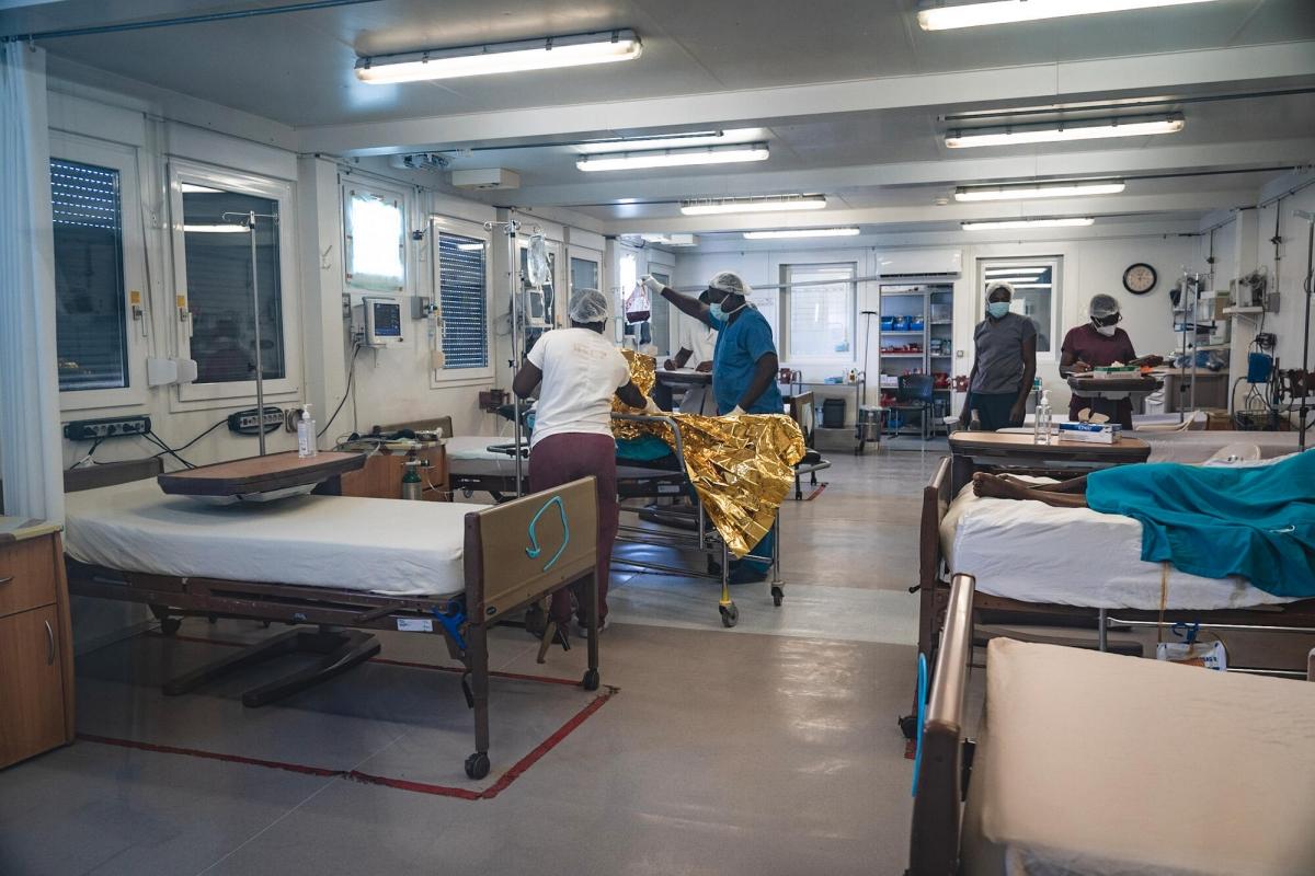 Un patient blessé&nbsp;par balle en cours de transfert vers le bloc opératoire de l'hôpital MSF de Tabarre. Port-au-Prince. Haïti. 2021.

&nbsp;
 © Pierre Fromentin (MSF)/MSF