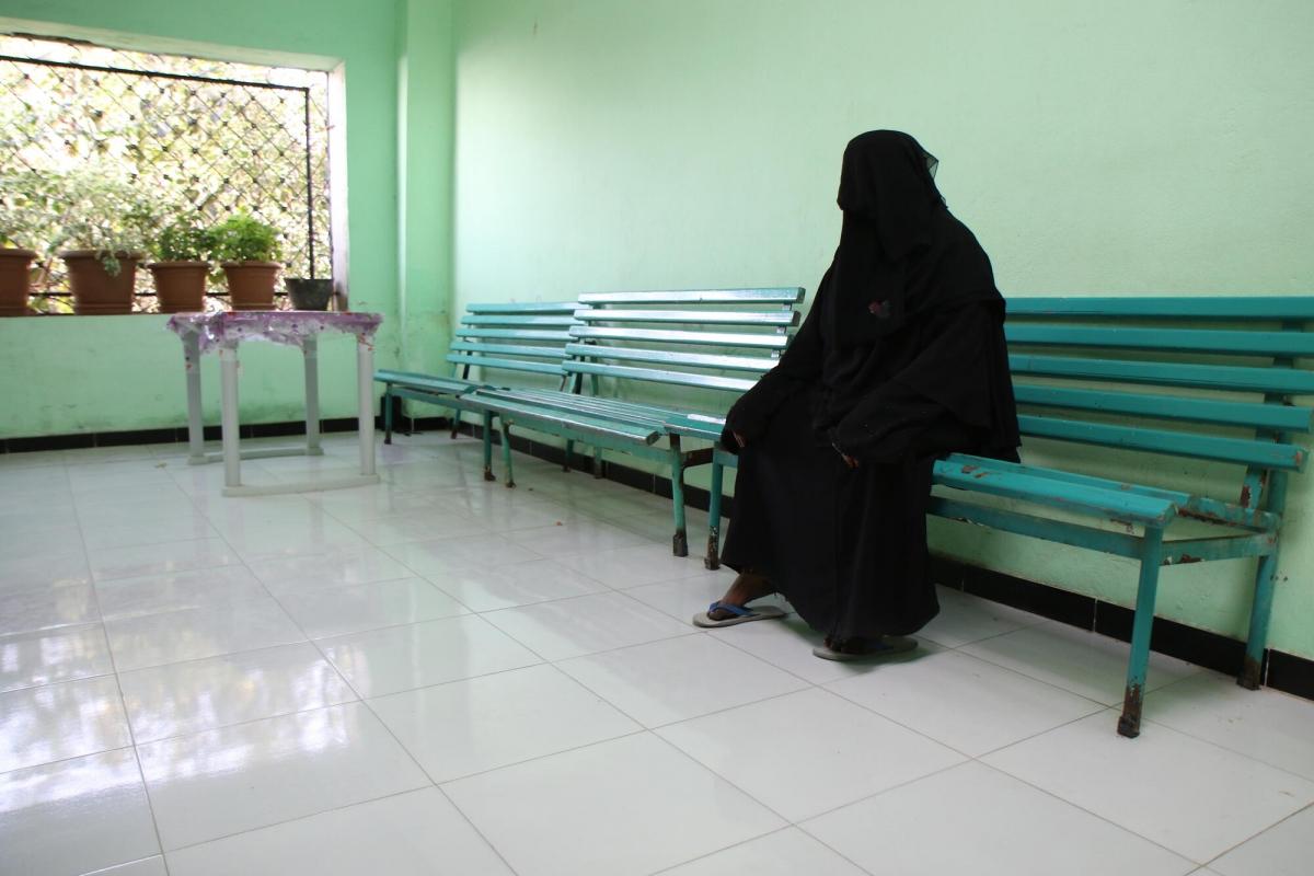 Une femme patiente dans la salle d'attente de l'hôpital Al-Gamhouri avant une consultation psychologique à la clinique de santé mentale soutenue par MSF.
 © Nasir Ghafoor/MSF