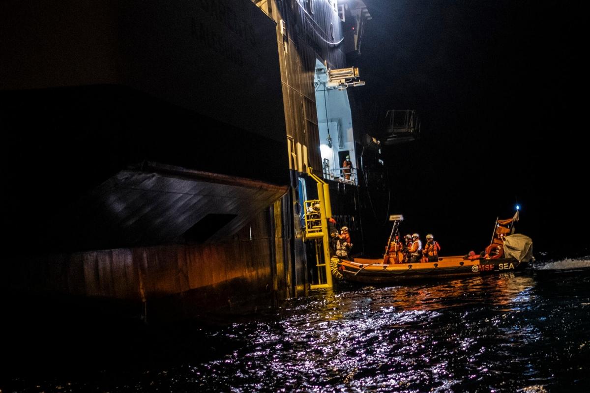 Transfert des personnes secourues lors de l'une des nombreuses opérations de sauvetage effectuées entre le 15 et le 16 novembre 2021.&nbsp;Mardi 16 novembre, à 3 heures du matin,&nbsp;le&nbsp;Geo Barents a&nbsp;secouru 62 personnes dans les eaux internationales libyennes. L'obscurité et l'état précaire&nbsp;du bateau ont rendu le sauvetage particulièrement difficile.
 © Virginie Nguyen Hoang/HUMA