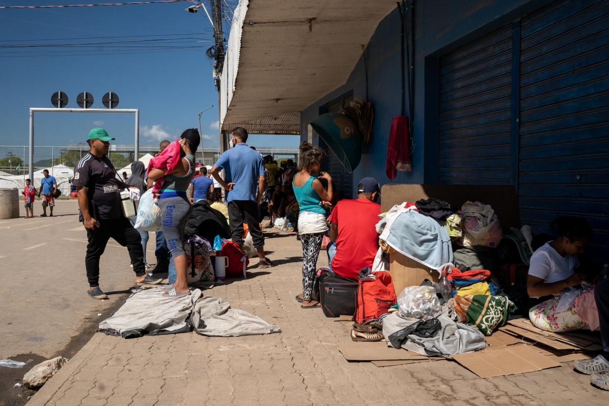 Des migrants venus du Venezuela font la queue devant les bureaux de l'immigration dans la ville de Pacaraima, au Brésil.
 © Mariana Abdalla/MSF