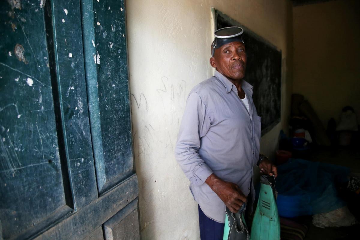 « J'ai 77 ans et je viens de Mocímboa da Praia. Pendant près de quatre décennies, j'ai été pêcheur. Les bons jours, je pouvais obtenir au moins dix livres de homard et du poisson aussi gros que mon bras. J'avais un bateau de quatre mètres de long pouvant accueillir 30 personnes. Grâce à l'argent gagné avec mon bateau, j'ai construit notre maison. Lorsque j'ai quitté Mocímboa en octobre 2020, j'ai trouvé refuge sur l'île d'Ibo pendant plusieurs mois. J'ai continué à pêcher comme j'ai pu jusqu'à ce qu'ils ne me laissent plus utiliser le bateau. Je suis retourné récemment à Mocímboa pour travailler au nettoyage de certaines parties de la ville, car de nombreuses infrastructures et bâtiments ont été affectés. Les gens veulent y vivre à nouveau, mais les autorités n'ont pas encore donné leur feu vert. C'est pourquoi je suis venu à Nanili il y a deux semaines, en attendant de pouvoir rentrer chez moi. Je reste dans cette école. J'ai apporté une partie de mon kit de pêche avec moi – palmes, masque et tuba. J'ai pratiquement tout perdu. La pêche, c'était ma vie et maintenant je ne sais plus quoi faire&nbsp;» raconte&nbsp;Ali Mamadi.&nbsp;


&nbsp;
 © Igor G. Barbero/MSF