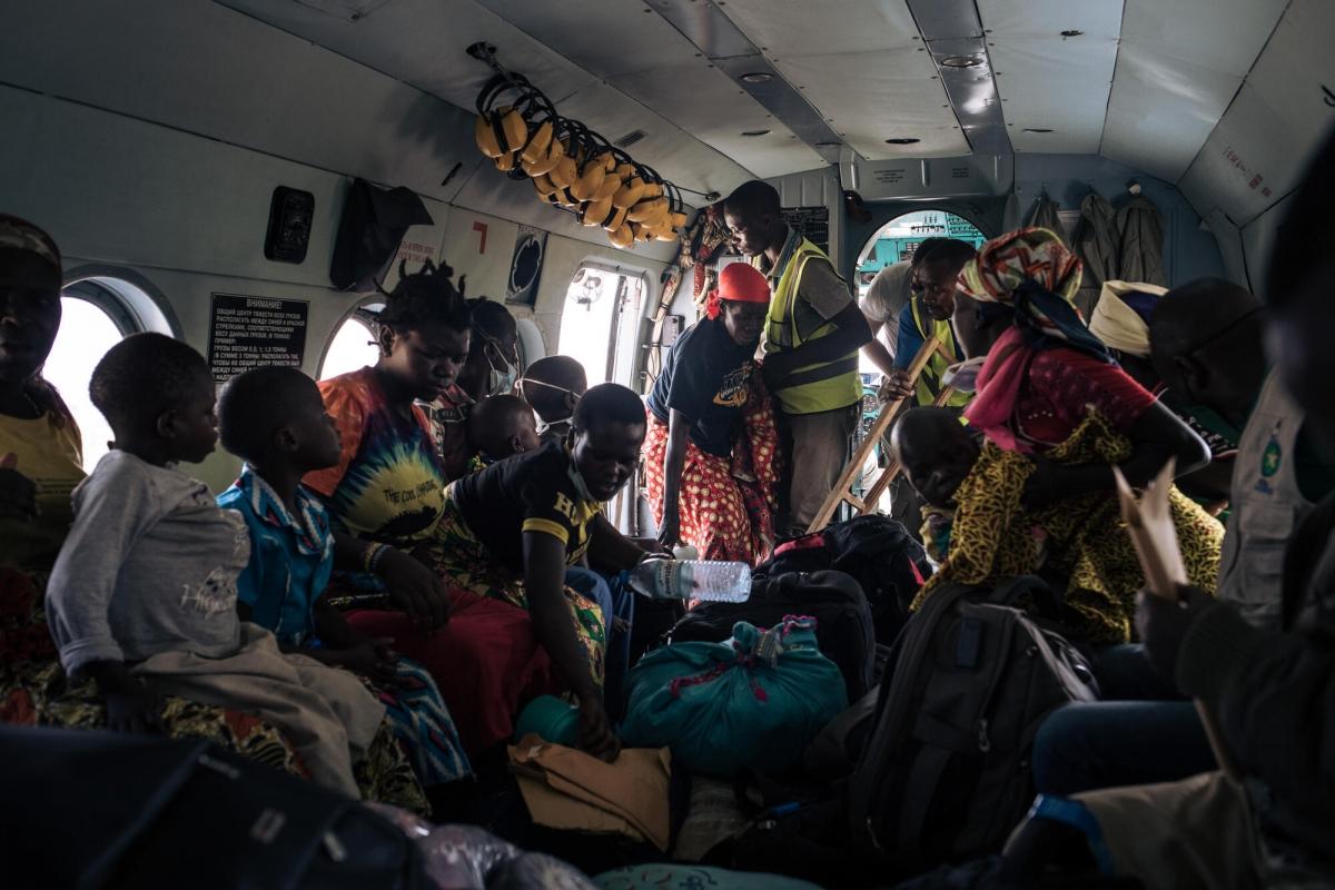 Des patients et leurs familles à l'intérieur de l'hélicoptère de l'ONU utilisé par MSF pour transférer les malades&nbsp;entre Rhoe et l'hôpital de Bunia. Depuis que les attaques de Drodro en novembre ont forcé les gens à fuir et les équipes à abandonner l'hôpital général de référence, l'hélicoptère est le seul moyen d'approvisionnement du camp de Rhoe.
 © Alexis Huguet