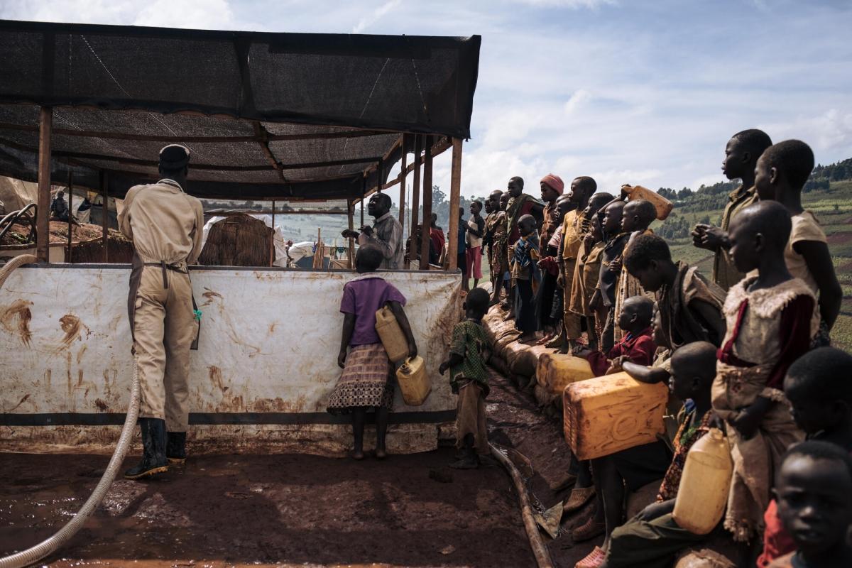 Activités WASH (eau, assainissement et hygiène) des équipes MSF dans le camp de Rhoe. Après que des attaques successives dans la région ont forcé plus de 40 000 personnes à se réfugier sur le site de Rhoe en 2 mois, portant sa population à plus de 65 000 déplacés, MSF a multiplié ce type d'activités pour fournir de l'eau potable et des latrines aux déplacés du camp.
 © Alexis Huguet