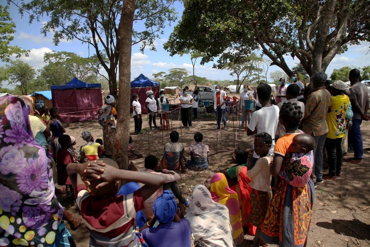 Avant l'ouverture d'une clinique mobile, les membres de l'équipe MSF se présentent dans la langue locale. Village de Nasitenge, dans la province de Cabo Delgado.
 © Igor Barbero/MSF