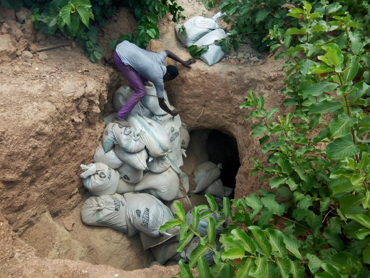 Des membres de la communauté retirent les parcelles contaminées par le plomb. Zamfara, Nigeria. Avril 2018.
 © MSF