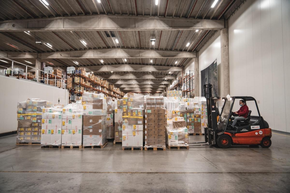 La première cargaison de kits d'urgence envoyée en Ukraine représente environ 120 m³ de matériel (kits chirurgicaux, kits de traumatologie et autres fournitures). Entrepôt d'approvisionnement de MSF à Bruxelles. 28 février 2022.
© MSF