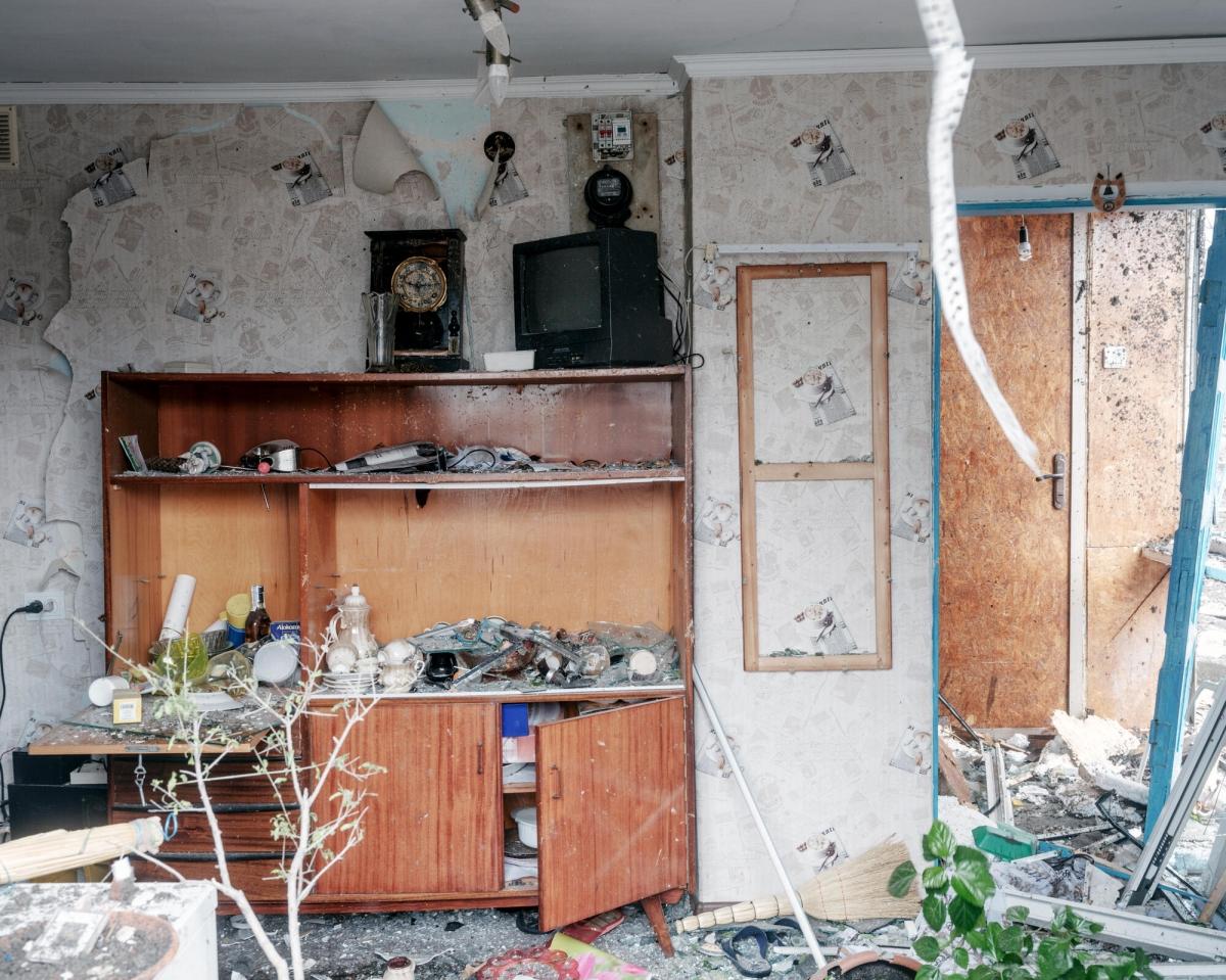 Une maison civile détruite par une roquette dans la ville de Marioupol. 24 février 2022.
 © Lorenzo Meloni/Magnum Photos