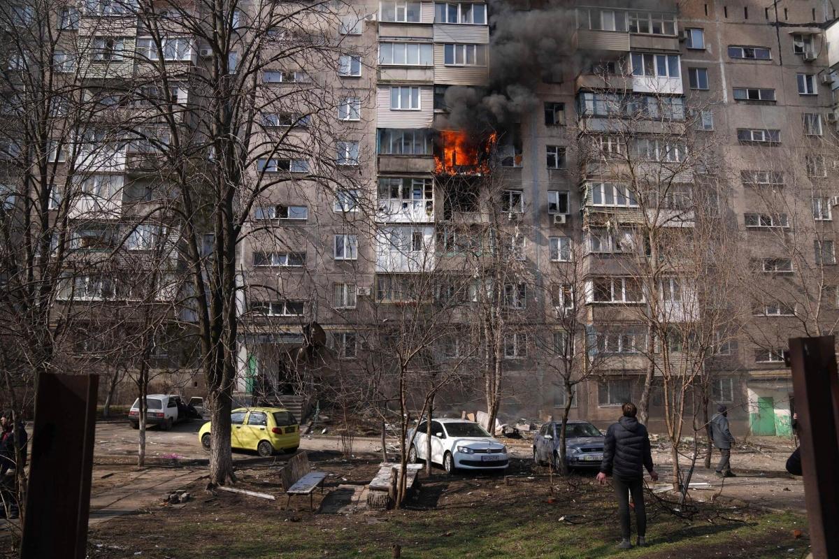Immeuble d'habitation en feu après un bombardement à Marioupol, en Ukraine. 13 mars 2022.
© Evgeniy Maloletka/AP Photo