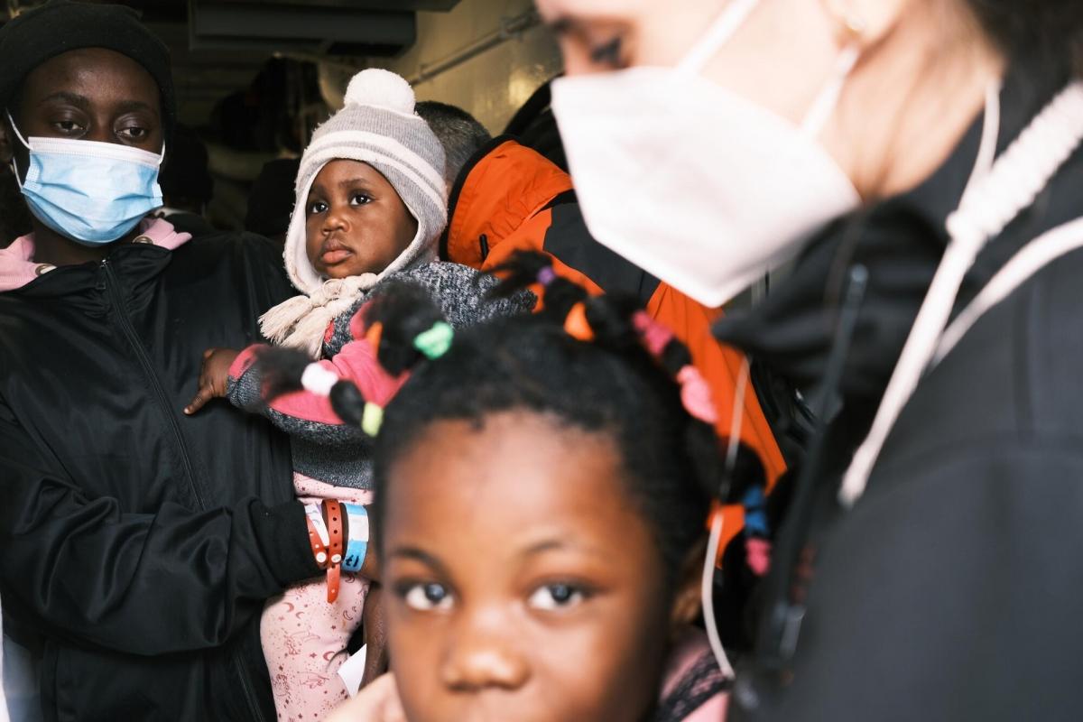 Nayah, 32 ans, originaire du Cameroun, a tenté de traverser la Méditerranée avec ses deux filles avant d'être secourue par le Geo Barents en mars 2022.
 © Kenny Karpov