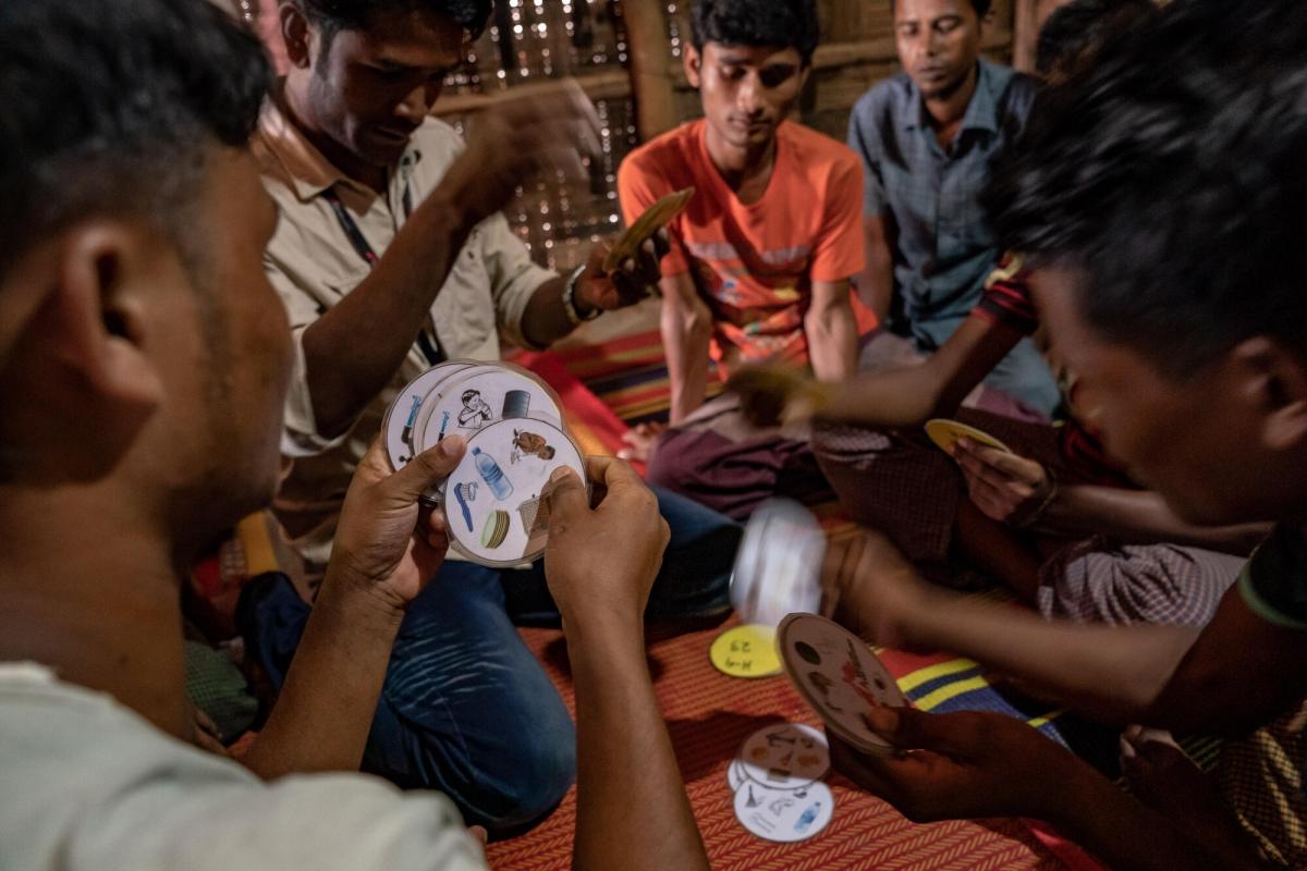 Une session de promotion de la santé : grâce à des repères visuels, les promoteurs de santé MSF expliquent à la communauté rohingya l'importance de l'hygiène personnelle et de la prévention des maladies transmissibles.
 © Anthony Kwan/MSF