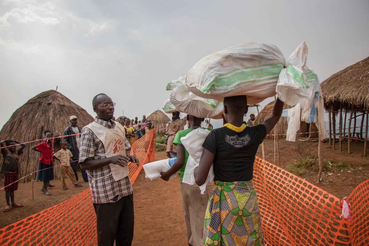 Distribution de kits de biens de première nécessité aux personnes déplacées du camp de Kambe.
 © MSF/Solen Mourlon